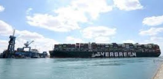 Близо 370 кораба, от които 25 петролни танкера чакат да преминат Суецкия канал